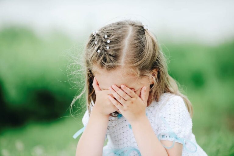 ♪ Little girl crying ♪