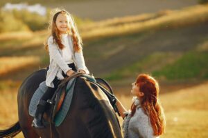 Girl on horseback / Freepik