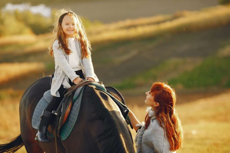 Girl on horseback / Freepik