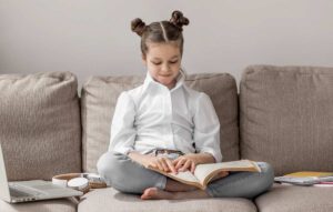 Girl at the textbook / Freepik