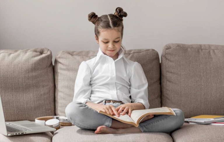 Girl at the textbook / Freepik