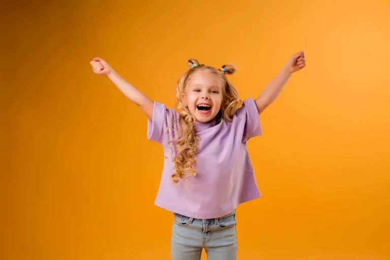 Happy baby - girl smiling / Freepik