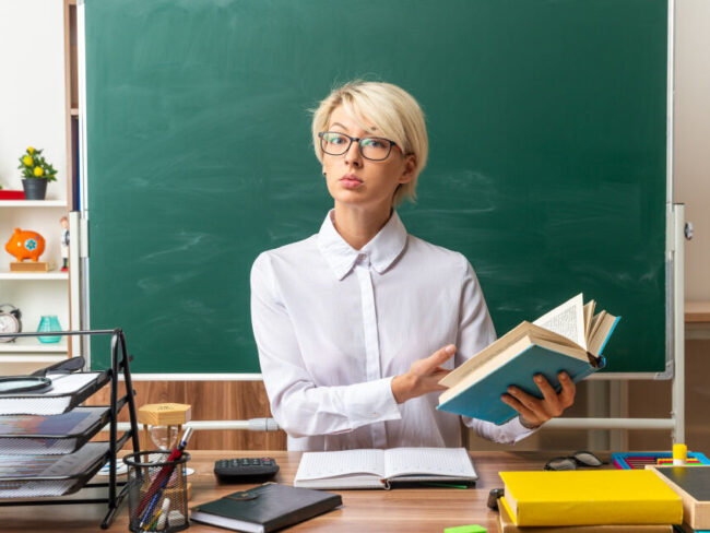 Учитель с книгой