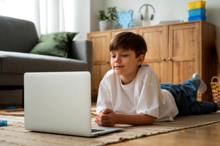 Boy in front of a laptop / Freepik