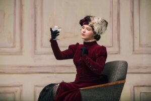 Girl in a 19th century dress / Freepik
