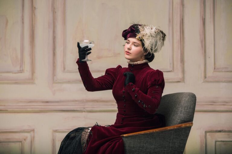 Girl in a 19th century dress / Freepik