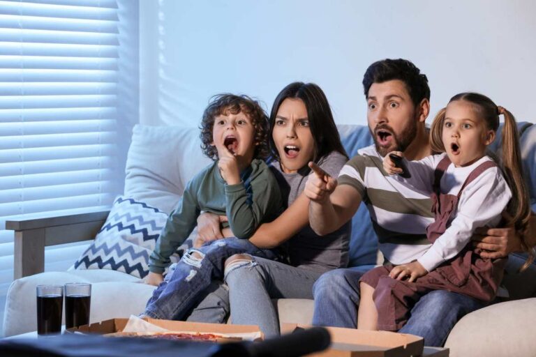 Family watching TV on the couch / Freepik
