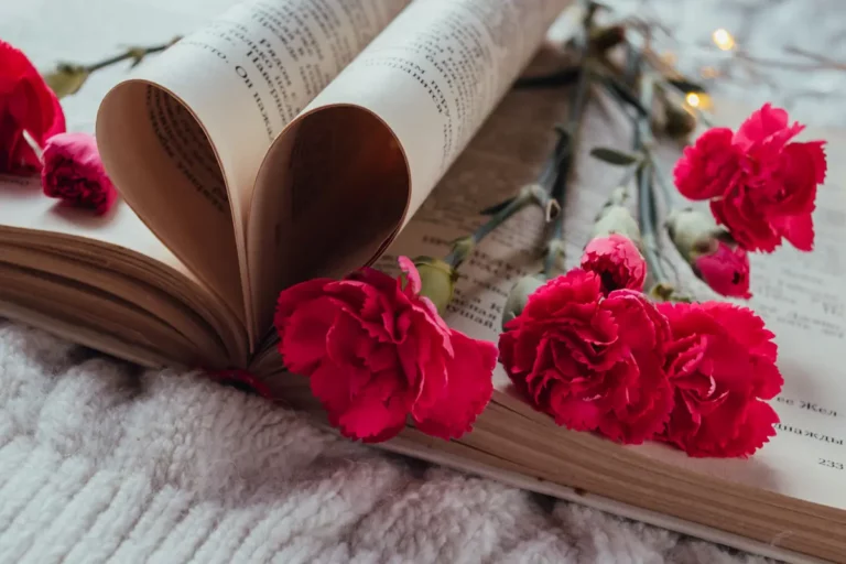 A bouquet of flowers and a book / Freepik