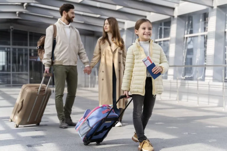 Parents and child at the airport / Freepik