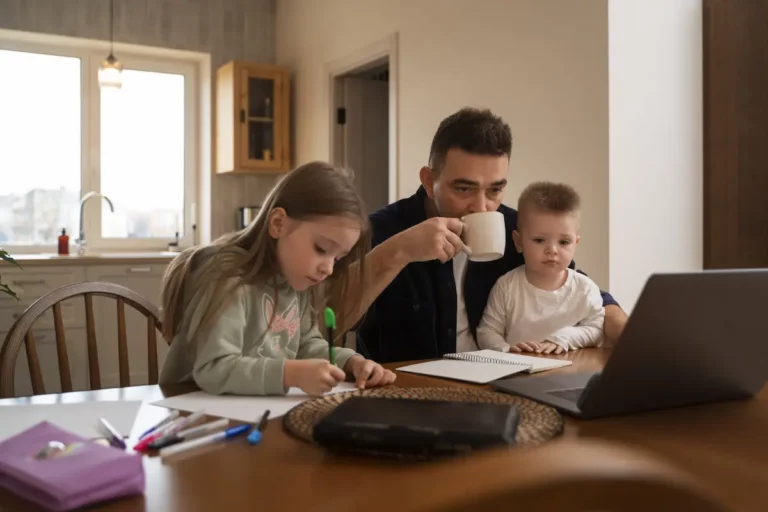 Dad and the kids at the laptop / Freepik