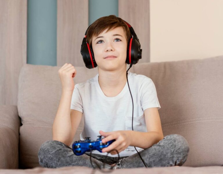 A boy playing a game / Freepik