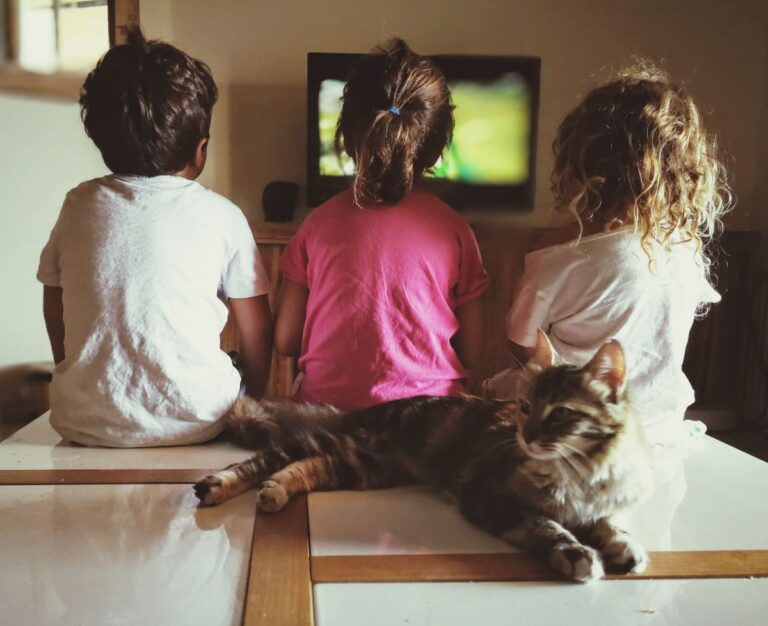 Kids watching TV/ Freepik