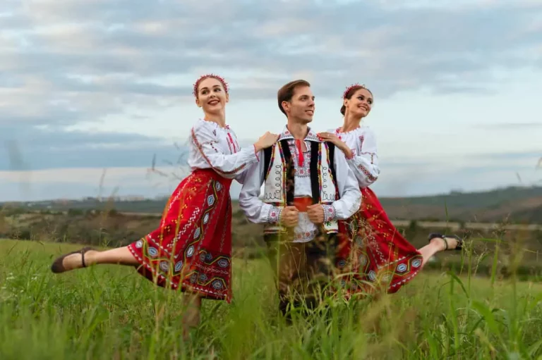 Smiling people in Slavic outfits / Freepik