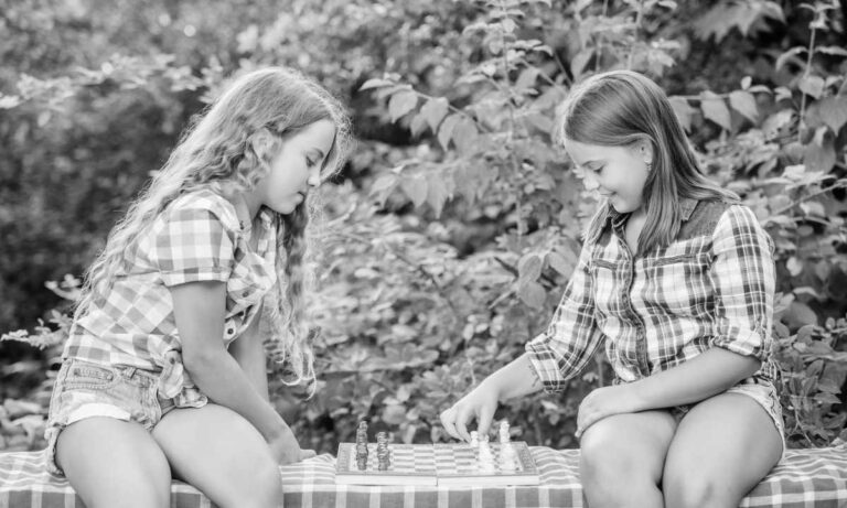 Two girls playing chess/Freepik