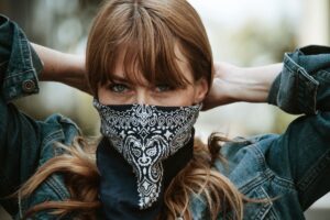 Girl in a bandana/Freepik