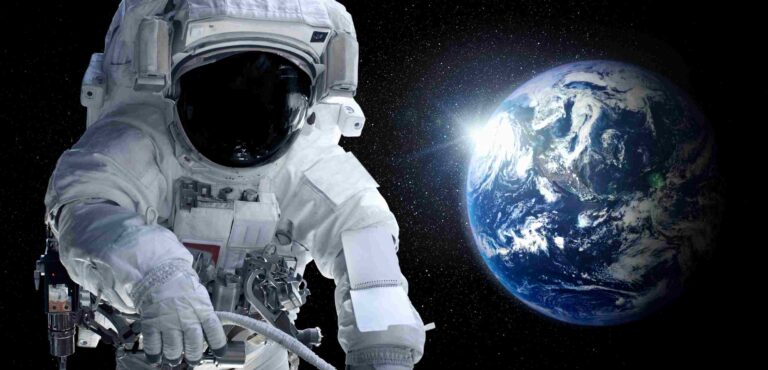 Astronaut on the background of the Earth / Freepik