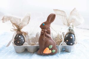 Chocolate Bunny and Eggs Easter / Freepik