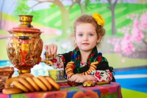Close-up portrait of girl sitting by table / Freepik