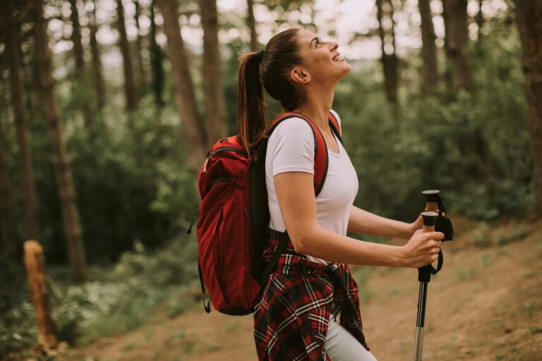 Happy woman in the forest in grief / Freepik