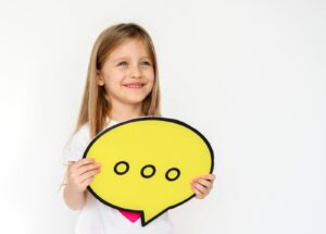 Girl holding a bubble with three dots / Freepik
