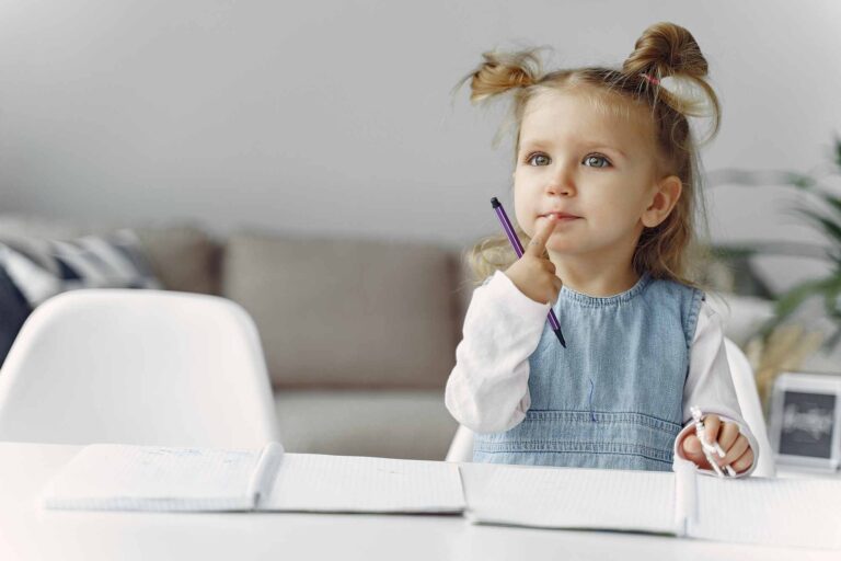 Girl sitting pensive / Freepik