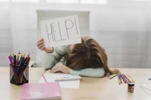 Девушка с табличкой «Помогите» в руках / Freepik