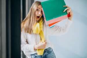 Девушка удивлена / Freepik