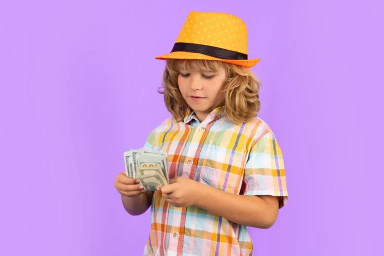 Boy counts money / Freepik