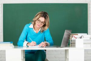 Учительница ведет урок с ноутбуком / Freepik