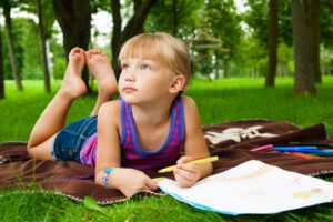 A girl lying on the grass and doing summer / Freepik