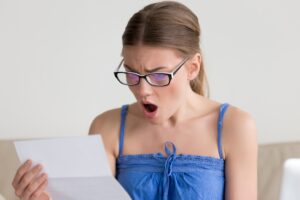 Девушка удивлена надписи на листе / Freepik