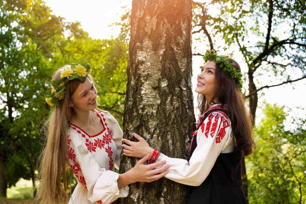 Две славянки в лесу около березы / Freepik