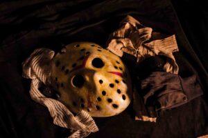 Маска как в фильме Хэллоуин на пятница 13 / Freepik