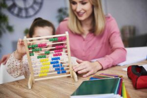Child learns to count at home with mom / Freepik