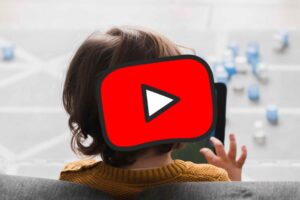 Ребенок смотрит YouTube на планшете / Freepik