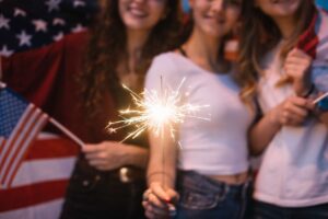 Girls celebrate the 4th of July / Freepik
