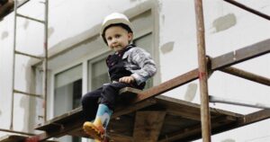 Маленький строитель в шлеме / Freepik