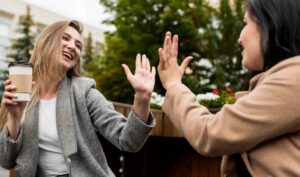 Girlfriends high-five with their hands / Freepik