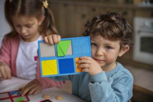 Boy solves a puzzle / Freepik