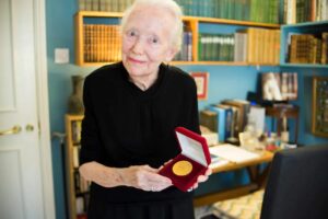 Mary Hobson with the award / ZIMA Magazine