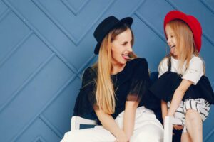 Мать и ребенок в модной одежде / Freepik