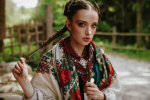 Мода по-русски: почему американцы снова носят валенки, ушанки и балахоны / Freepik