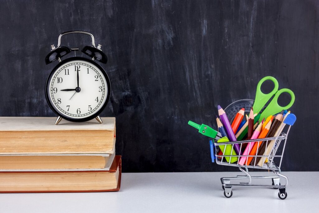 Набор цветных карандашей и маркеров для школы. Канцелярские товары для школьников: ножницы, точилка, ластик в корзине.