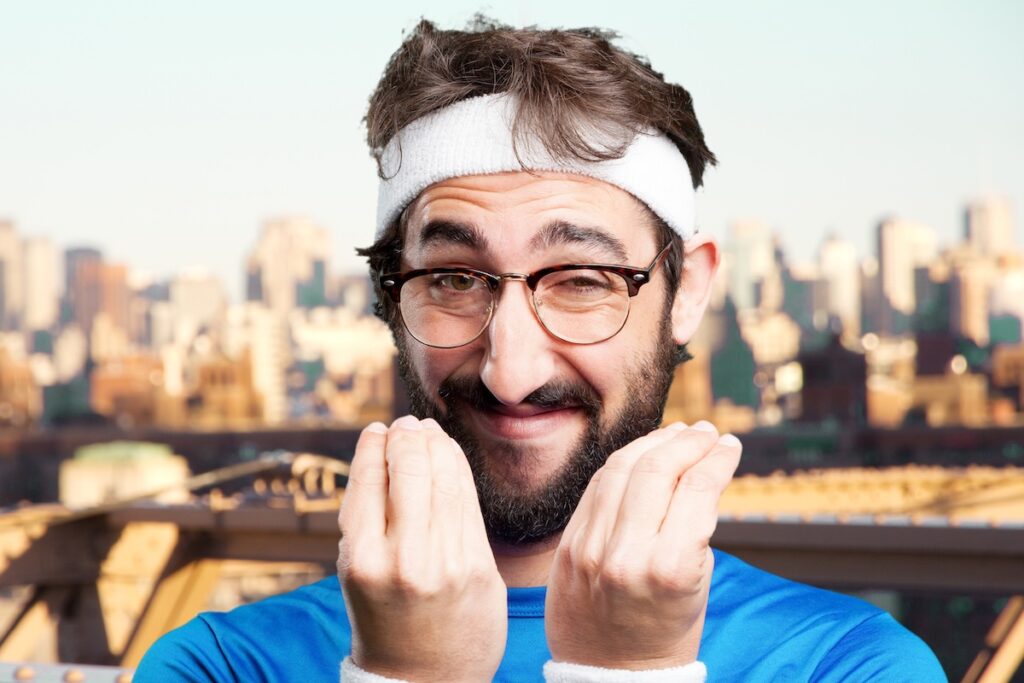 сумасшедший спортивный мужчина. смешное выражение