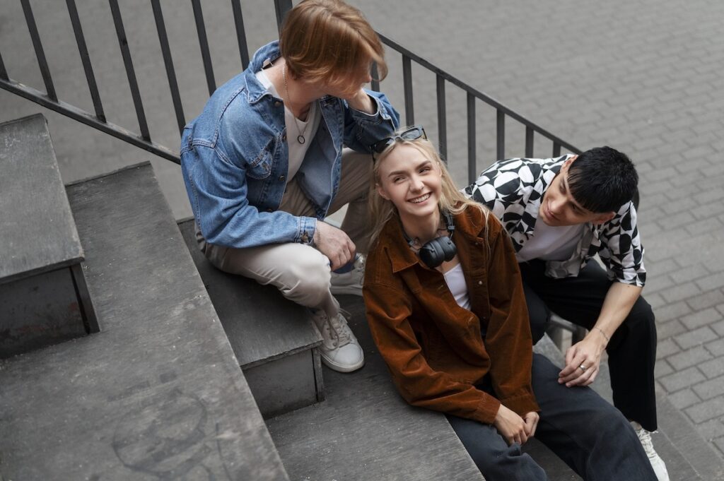 Подростки сидят на лестнице