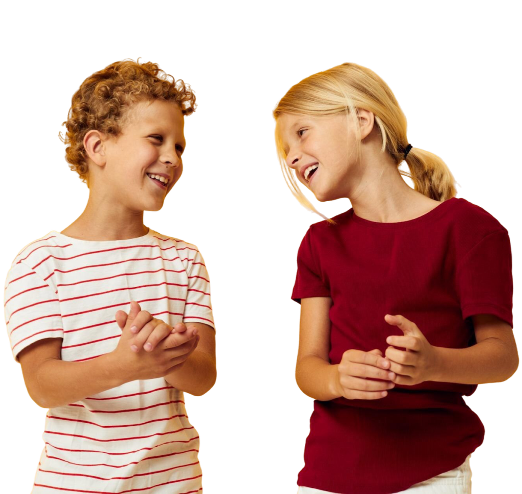 мальчик-девочка-обнимашки-мода-детство-развлечение-изолированный-фон