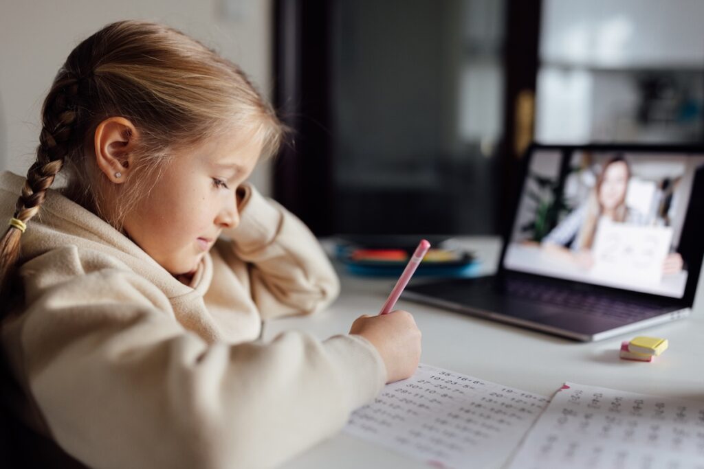 Почему родители в США все чаще выбирают онлайн-обучение для детей