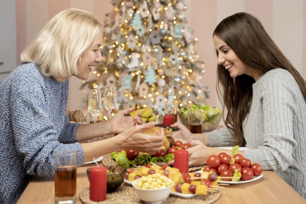 Люди едят салат оливье на новый год