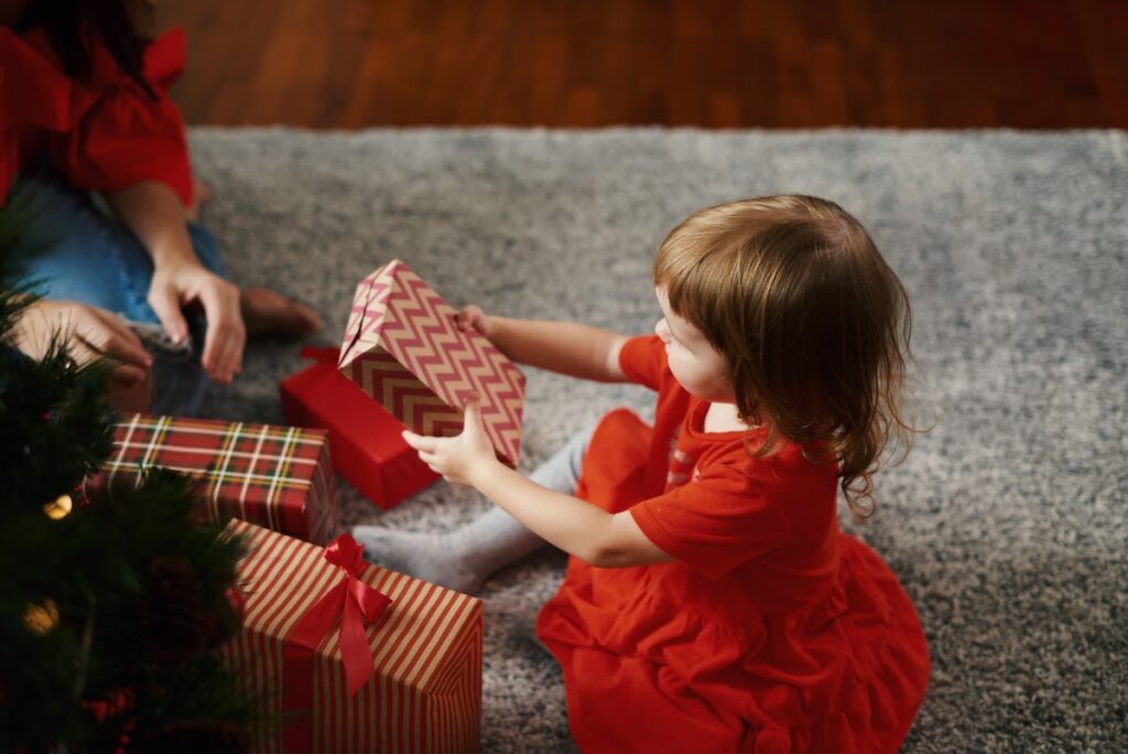 Семья, мама и дочка, весело проводят время дома. Счастливая семья. Новый год. Проводим время вместе дома. Дарим подарки по всему миру. Счастливого зимнего сезона. Откровенный момент.