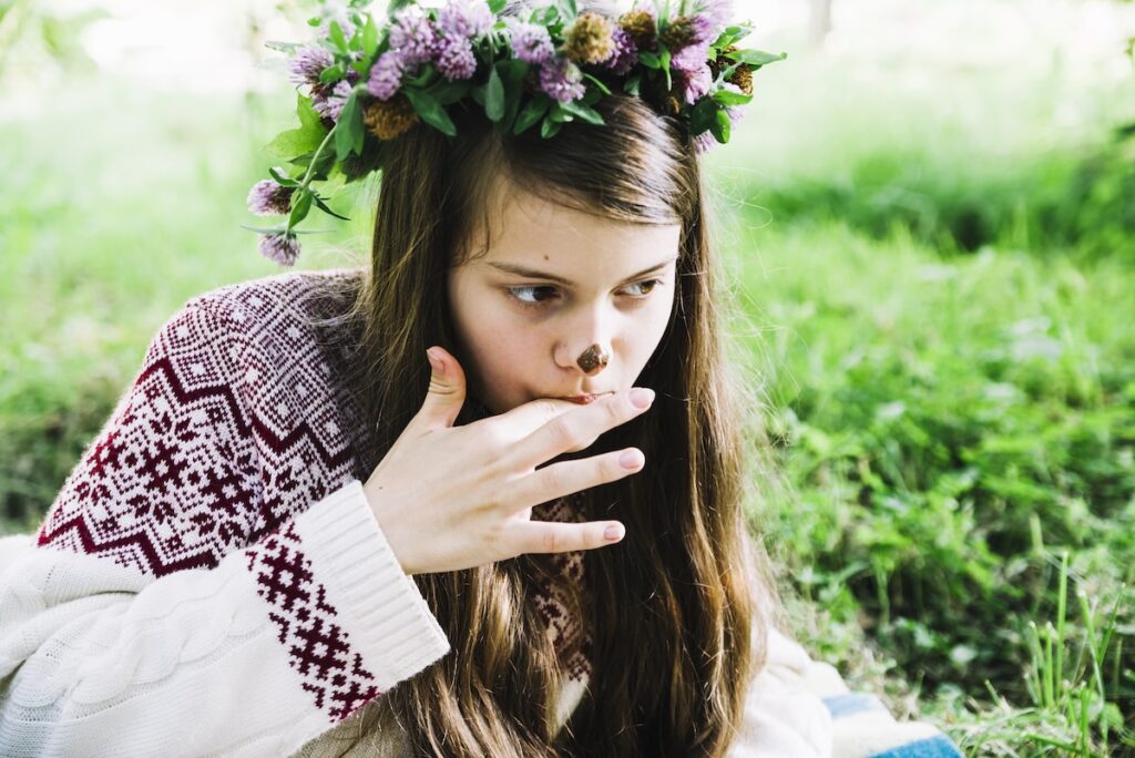 Девушка с венком в поле